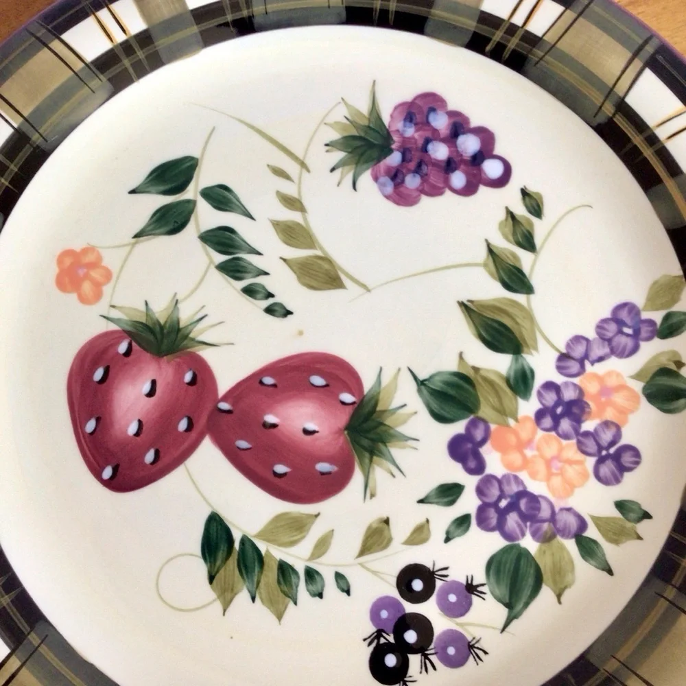 Vintage Oneida Strawberry Plaid Dinner Plates - Set of 2